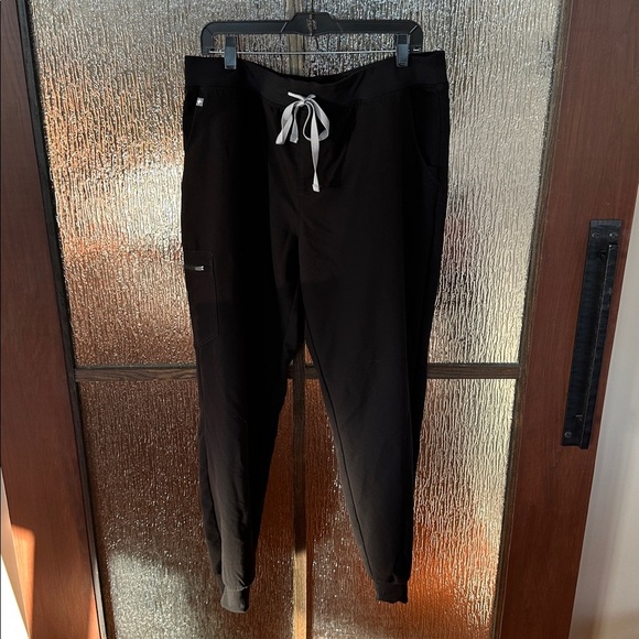 Figs Women's Black Jogger Pants in black size XL tall. - Picture 5 of 8